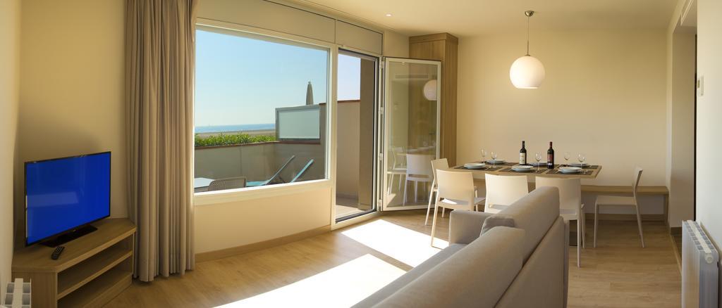 Apartamentos Voramar กาสเตย์เดเฟลส์ ภายนอก รูปภาพ